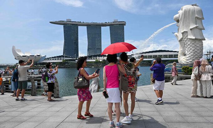 여행객들이 싱가포르 관광지 머라이언 동상 인근에서 사진을 찍고 있다. 싱가포르=AFP연합뉴스