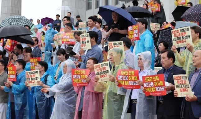 한국외식업중앙회 소속 자영업자들이 20일 국회 앞에서 생계 회복 촉구 기자회견을 하고 있다. 서상배 선임기자