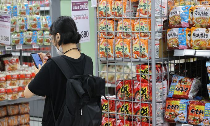 26일 서울 시내 대형마트의 라면판매대 모습. 연합뉴스