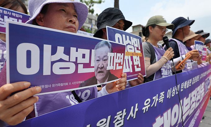 이태원 참사 부실 대응 논란으로 탄핵 소추된 이상민 행정안전부 장관에 대한 네번째 변론기일인 27일 서울 종로구 헌법재판소 앞에서 10·29 이태원 참사 유가족협의회와 10·29 이태원 참사 시민대책회의 관계자들이 기자회견을 하고 있다. 연합뉴스