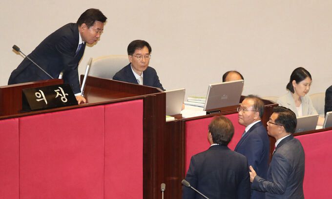 윤재옥 국민의힘 원내대표가 30일 서울 여의도 국회에서 열린 제407회국회(임시회) 제7차 본회의에서 '후쿠시마 오염수 방류 철회 촉구 결의안' 을 앞두고 김진표 국회의장에게 항의하고 있다. 뉴스1