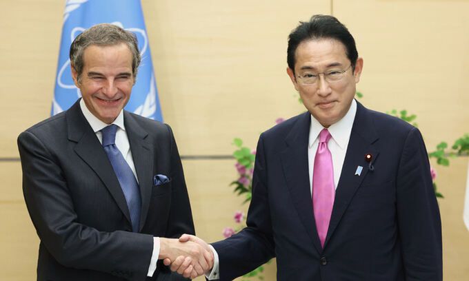 지난 2022년 5월 일본 도쿄에서 라파엘 그로시 국제원자력기구(IAEA) 사무총장(왼쪽)과 기시다 총리가 만나 악수하고 있다. EPA연합뉴스