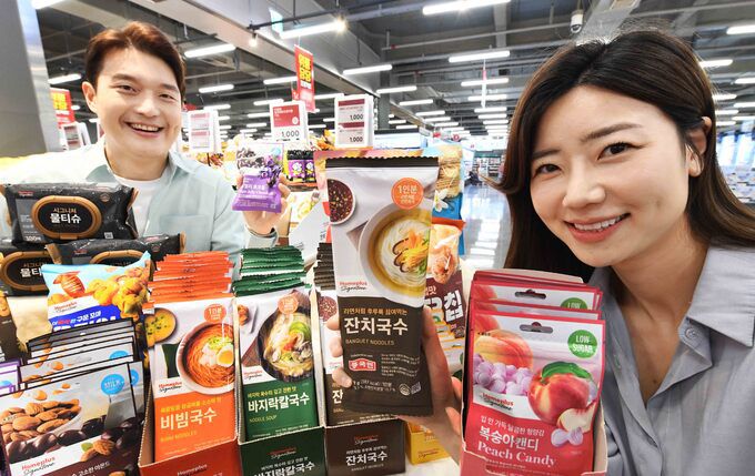 홈플러스 메가푸드마켓 강서점에서 모델들이 PB 브랜드 ‘홈플러스 시그니처’ 인기 상품을 소개하고 있다. 홈플러스 제공