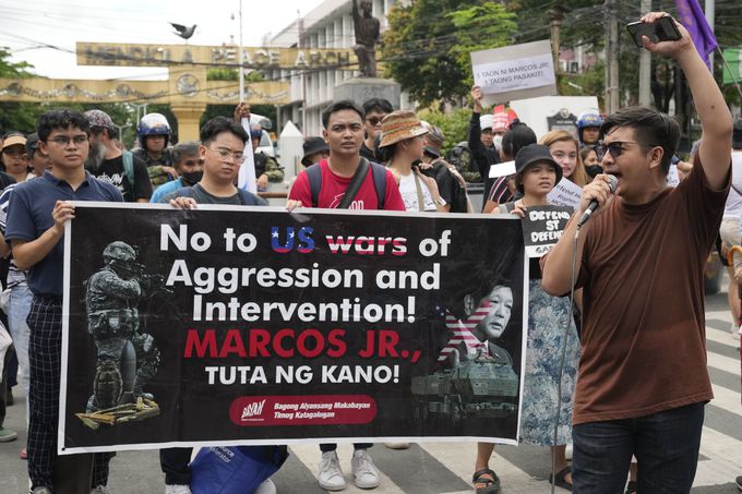 페르디난드 마르코스 주니어 필리핀 대통령의 취임 1주년을 맞은 지난 6월 30일 마닐라 말라카낭 대통령궁 앞에서 시위대가 정부의 정책에 항의하고 있다. 마닐라=AP연합뉴스