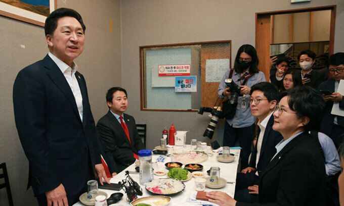 김기현 국민의힘 대표, 윤재옥 원내대표 등 지도부들이 지난달 15일 오후 서울 동작구 노량진수산시장을 찾아 수산물로 식사를 하고 있다. 뉴시스