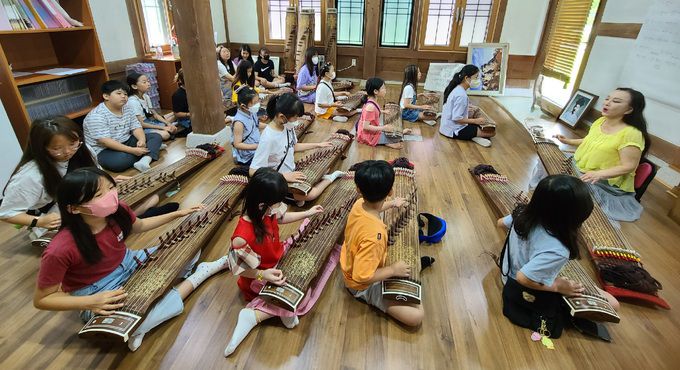 양승희 선생이 영암군 내외 어린이·청소년 등 30여명을 대상으로 가야금 전수교육을 진행하고 있다. 가야금산조보존회 제공