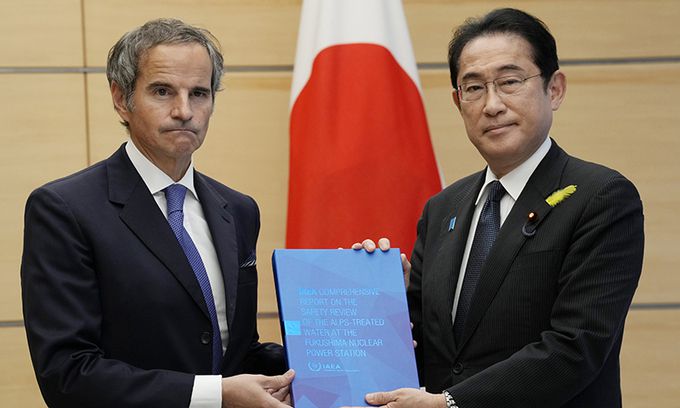 라파엘 그로시(왼쪽) 국제원자력기구(IAEA) 사무총장이 4일 일본 도쿄의 총리 관저에서 기시다 후미오 일본 총리에게 IAEA의 후쿠시마 오염수 방류 종합보고서를 전달하고 있다. AP뉴시스