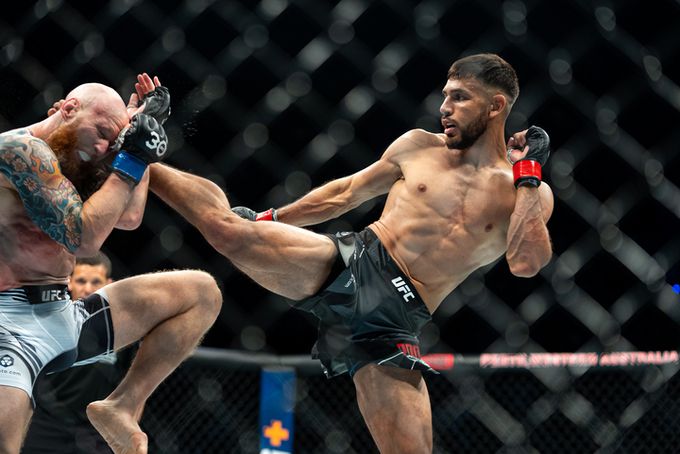 야이르 로드리게스가 지난 2월 UFC284에서 조시 에멧을 상대로 하이킥을 날리고 있는 모습. UFC 제공