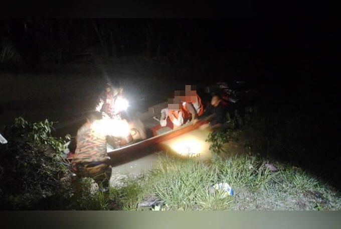 3시간 넘게 어둠 속에서 두려움에 떨었던 한국인 관광객들이 7일 새벽 말레이시아 코타키나발루 인근 볼로강에서 구조되고 있다. 시나르 하리안 제공