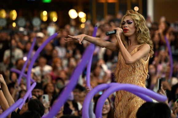 팝스타 테일러 스위프트를 흉내내는 필리핀 가수 테일러 쉬쉬가 7일 마닐라에서 팬들의 열광 속에 공연하고 있다. 마닐라=AFP연합뉴스