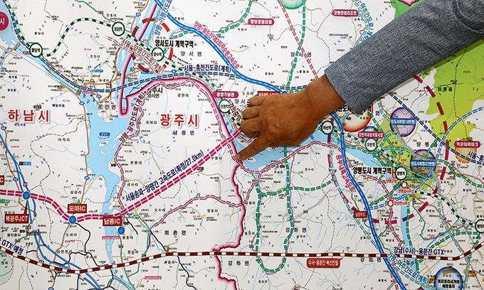 최재관 더불어민주당 여주양평지역위원장이 9일 서울 여의도 국회 소통관에서 더불어민주당 서울-양평 고속도로특혜의혹 진상규명 TF 긴급기자회견을 마치고 취재진 질문에 답하고 있다. 뉴스1