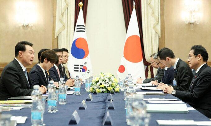 윤석열 대통령이 12일(현지시간) 리투아니아 빌뉴스 한 호텔에서 기시다 후미오 일본 총리와 한일 정상회담을 하고 있다. 뉴시스