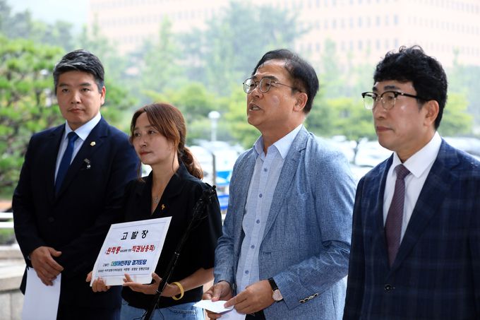 더불어민주당 경기도당 최재관 여주양평지역위원장(왼쪽 세 번째)과 여현정(왼쪽 두 번째), 최영보 양평군의원 등이 13일 오전 경기도 과천시 정부과천청사 고위공직자범죄수사처에 원희룡 국토교통부 장관을 직권남용죄로 고발하기 위해 도착, 입장을 밝히고 있다. 과천=뉴스1