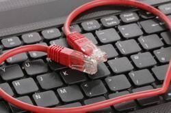 온라인으로 알게 된 이성의 유혹에 넘어가면 최악의 사기를 당할 수도 있다. 더스타 제공