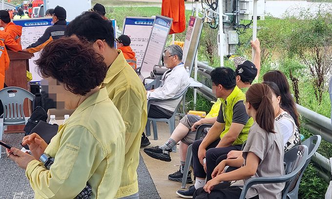 애타는 실종자 가족들 집중호우로 미호강이 범람하며 최소 차량 15대가 침수되는 사고가 발생한 충북 청주시 오송 궁평2지하차도 인근에서 16일 실종자 가족들이 수색현장을 애타게 지켜보고 있다. 청주=뉴시스