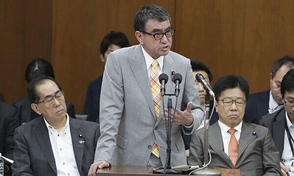 고노 다로 일본 디지털상이 지난 5일 중의원(하원) 회의에 참석해 마이넘버카드 문제에 대한 의원들의 질의에 답하고 있다. 가토 가쓰노부 후생노동상(오른쪽), 마쓰모토 다케아키 총무상(왼쪽)도 마이넘버 정책을 다루는 주요 각료다. 도쿄=AP연합뉴스