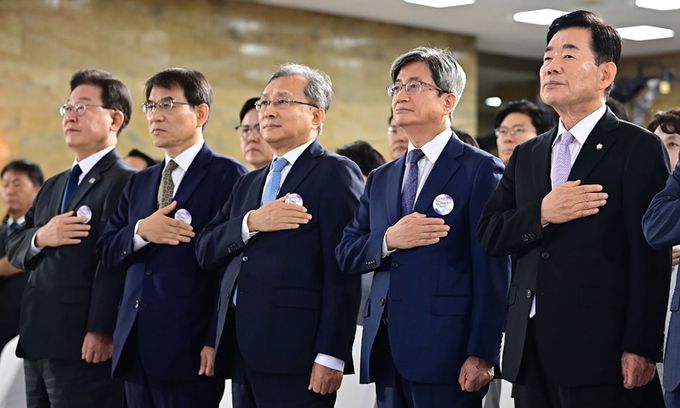 국민의례 더불어민주당 이재명 대표(왼쪽부터), 노태악 중앙선거관리위원장, 유남석 헌법재판소장, 김명수 대법원장, 김진표 국회의장이 17일 국회에서 열린 제75주년 제헌절 경축식에서 국민의례를 하고 있다. 서상배 선임기자