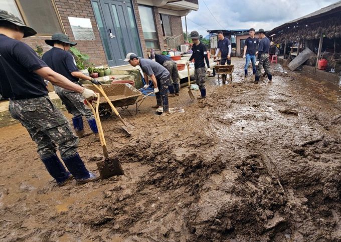 17일 충남 청양군 정산면 백곡리 한 주택에서 육군 장병들이 지난 15일 내린 집중호우로 유입된 토사를 치우고 있다. 청양=연합뉴스