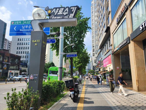 내년 최저임금이 결정이 한창 논의 중이던 이달 초 서울 관악구 봉천동 ‘샤로수길’. 주말인데도 문을 닫은 가게들이 많다. 윤준호 기자