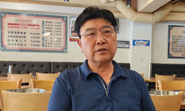 서울 관악구 봉천동에서 식당을 운영하는 이규엽(65)씨가 취재진과 대화를 나누고 있다. 윤준호 기자