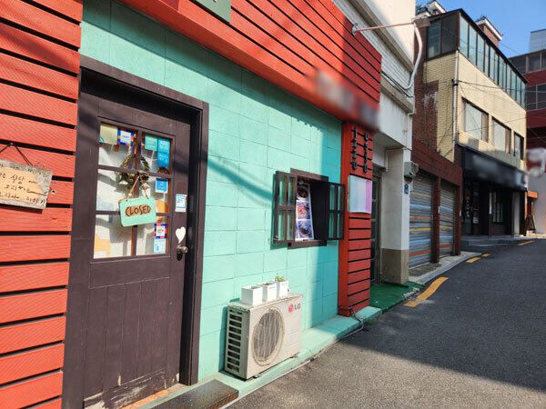 내년 최저임금이 결정이 한창 논의 중이던 이달 초 서울 관악구 봉천동 ‘샤로수길’. 주말인데도 문을 닫은 가게들이 많다. 윤준호 기자