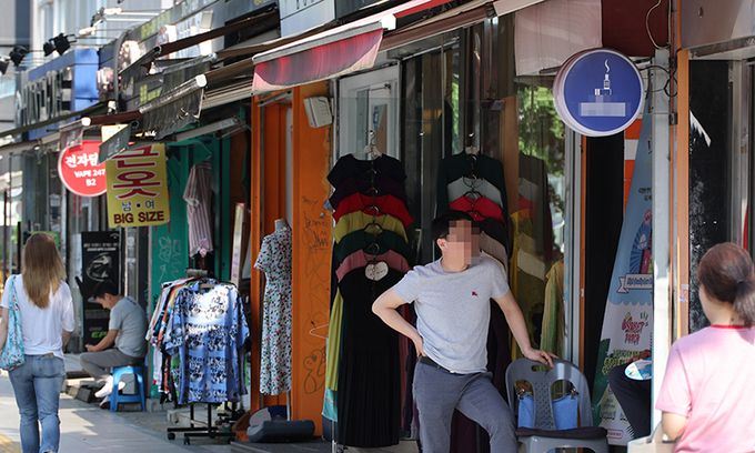 "소상공인 어쩌라고…" 19일 서울 용산구 이태원 상가 거리에 늘어선 옷가게 매장이 찾는 손님이 없어 매우 한산하다. 한 매장 주인이 답답한 듯 밖으로 나와 매장 앞의 거울을 쳐다보고 있다. 소상공인연합회는 이날 내년도 최저임금이 9860원으로 결정되자 “이번 최저임금 결정은 주요 지불 주체인 소상공인의 절규를 외면한 무책임한 처사”라고 유감을 표했다. 이제원 선임기자