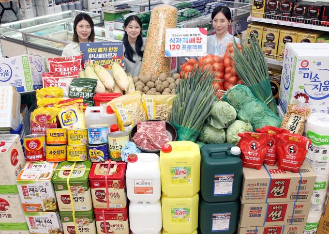 20일 서울 서초구 하나로마트 양재점 식자재 매장에서 모델들이 ‘식자재 120 프로젝트’를 소개하고 있다.