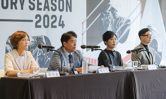 여미순 국립국악관현악단 예술감독 직무대리(왼쪽부터)와 박인건 국립극장 극장장, 유은선 국립창극단 예술감독, 김종덕 국립무용단 예술감독이 19일 서울 중구 웨스틴 조선호텔에서 기자간담회를 하고 있다. 국립극장 제공