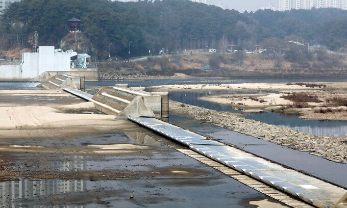 감사원은 20일 문재인정부의 금강·영산강 보 해체 결정에 대한 감사 결과 김은경 당시 환경부 장관의 지시 아래 ‘4대강 사업 반대’ 시민단체가 이 결정에 비중 있게 관여했다고 발표했다. 사진은 수문이 열려 있는 세종시 금강 세종보 수문. 세종=뉴스1