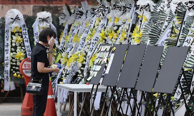 21일 서울 강남서초교육지원청에 마련된 극단적 선택을 한 초등학교 교사 분향소에서 한 추모객이 슬퍼하고 있다. 연합뉴스