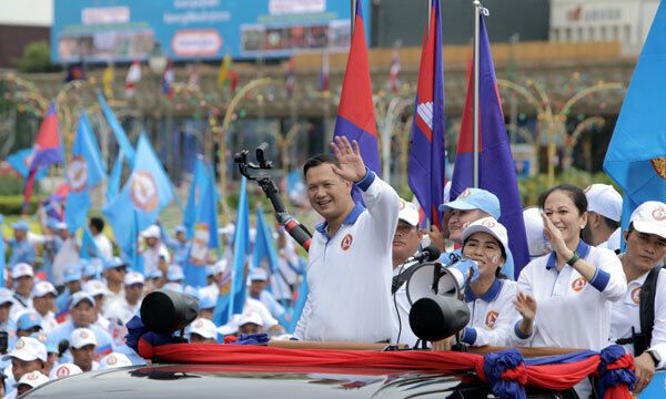 총선에 출마한 캄보디아인민당의 훈마넷 후보가 21일 프놈펜에서 무게차에 올라 지지자들의 환호에 답하고 있다. 프놈펜=신화통신·연합뉴스