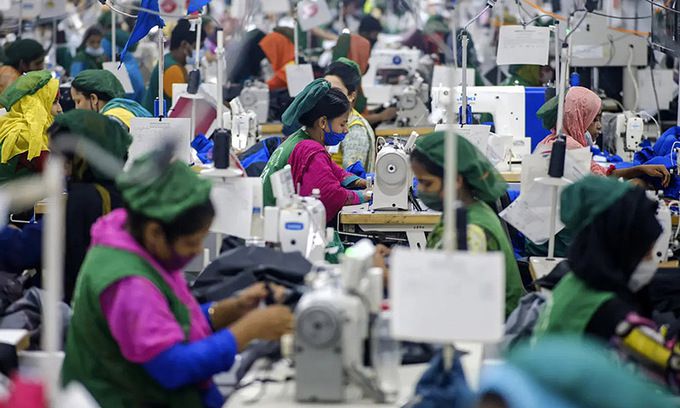 방글라데시 살바에 위치한 아웃도어 의류 공장에서 2021년 노동자들이 옷을 재봉하고 있다. AP연합뉴스