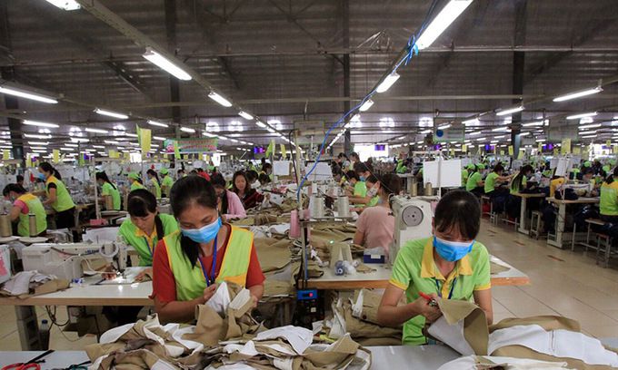 베트남 남딘에 위치한 스포츠 의류 공장에서 2017년 노동자들이 옷을 재봉하고 있다. AP연합뉴스