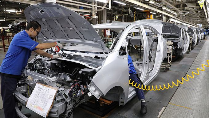 말레이시아의 한 자동차 공장에서 노동자들이 자동차를 조립하고 있다. 로이터연합뉴스