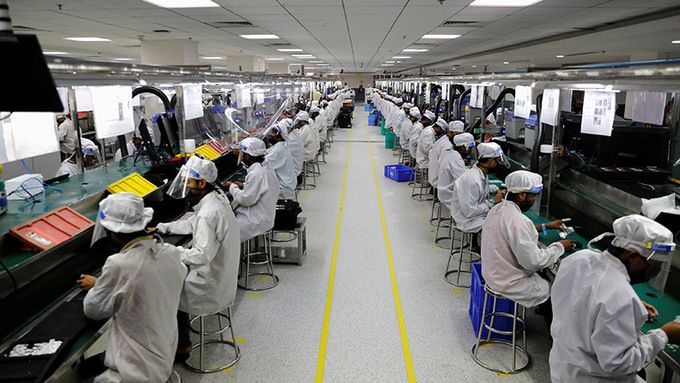 인도 노이다의 스마트폰 제조 공장에서 2020년 노동자들이 스마트폰을 조립하고 있다. 로이터연합뉴스