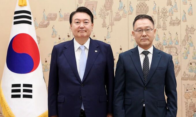 윤석열 대통령이 지난 3일 서울 용산 대통령실 청사에서 김채환 국가공무원인재개발원장(오른쪽)에게 임명장을 수여한 뒤 기념촬영을 하고 있다. 연합뉴스