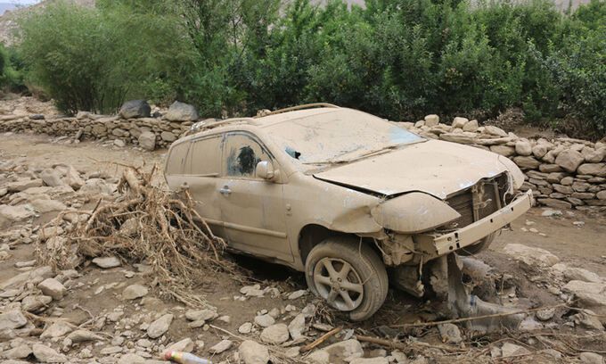 23일(현지시간) 아프가니스탄 마이단 와르다크주 잘레즈에서 홍수로 인해 흙투성이가 된 자동차. 잘레즈=신화·연합뉴스
