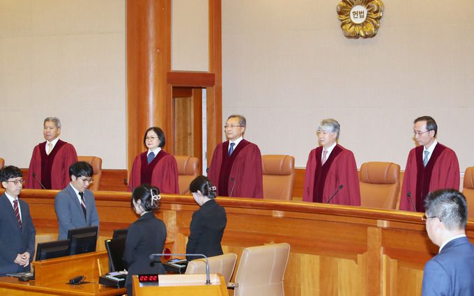 유남석 헌법재판소장과 재판관들이 25일 오후 서울 종로구 헌법재판소 대심판정에서 이태원 참사 부실 대응 관련 이상민 행정안전부 장관에 대한 탄핵 심판 선고를 위해 입장하고 있다. 뉴스1