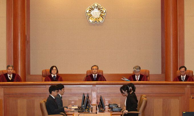 유남석 헌법재판소장과 헌법재판관들이 25일 서울 종로구 헌법재판소 대심판정에서 이태원 참사 부실 대응 관련 이상민 행정안전부 장관에 대한 탄핵 심판 선고를 위해 자리에 앉아 있다. 뉴스1