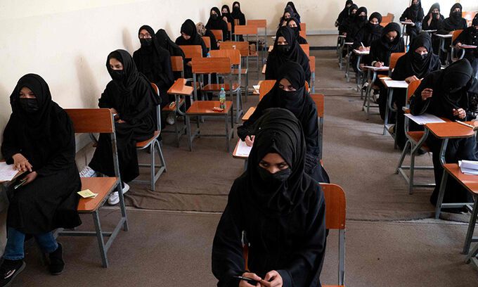지난해 10월 아프가니스탄 카불 대학에서 입학 시험을 치르는 여성들의 모습. 아프가니스탄 집권 세력인 탈레반이 여자 중·고교를 폐쇄한 데 이어 대입 시험을 치른 지 3개월 만에 여성의 대학 교육을 금지하고 나섰다. AFP연합뉴스