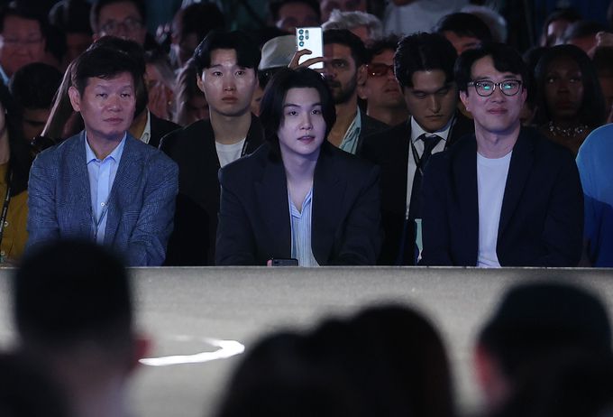 26일 오후 서울 코엑스에서 열린 삼성전자 ‘갤럭시 언팩’ 행사에 방탄소년단(BTS) 슈가(앞줄 가운데)가 참석해 있다.  연합뉴스