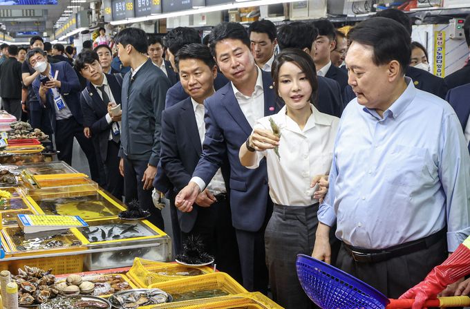 윤석열 대통령 부인 김건희 여사가 27일 부산 중구 자갈치시장을 찾아 수산물을 살펴본 뒤 새우를 들어보이고 있다. 부산=뉴스1
