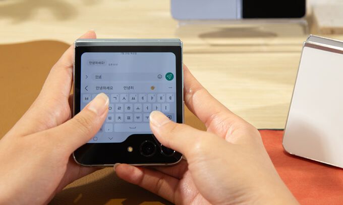 갤럭시 Z 플립5 플렉스 윈도우의 쿼티 키보드. 삼성전자 제공