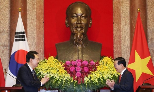 지난 6월 23일 베트남을 국빈 방문한 윤석열 대통령이 하노이 주석궁에서 열린 한·베트남 정상 공동 언론발표를 마친 뒤 보반트엉 베트남 국가주석과 함께 박수치고 있다. 양국 정상은 이날 외교·안보분야 전략적 협력 강화 차원에서 외교장관 회담 연례화, 베트남 해안치안 역량 강화 지원, 방산협력 확대 등을 약속했다고 밝혔다. 하노이=연합뉴스