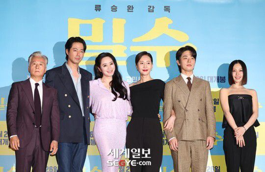 배우 김종수, 조인성, 김혜수, 엄정아, 박정민, 고민시(사진 왼쪽부터)가 지난 18일 오후 서울 CGV 용산에서 열린 영화 ’밀수’의 언론시사회에 참석해 포즈를 취하고 있다.한윤종 기자