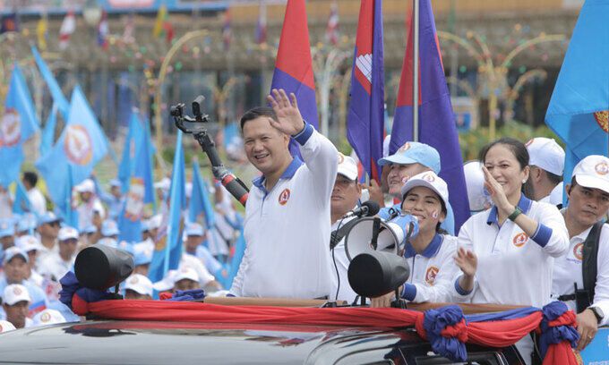 총선에 출마한 캄보디아인민당의 훈마넷 후보가 21일 프놈펜에서 무게차에 올라 지지자들의 환호에 답하고 있다. 프놈펜=신화통신·연합뉴스