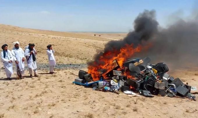 아프가니스탄에서 악기와 각종 음악용 도구가 불태워지고 있다. 아프간을 통치하는 탈레반은 “음악이 도덕을 타락시킨다”는 입장이다. EPA연합뉴스