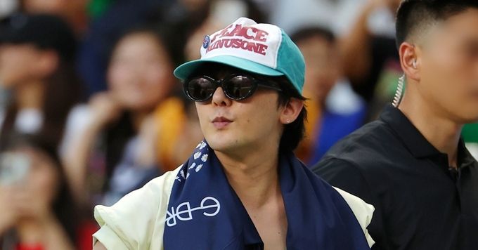 3일 오후 부산아시아드주경기장에서 열린 ''쿠팡플레이 시리즈 3차전'' 파리 생제르맹(PSG) 대 K리그1 전북 현대 경기. 지드래곤이 경기장을 찾고 있다. 부산=연합