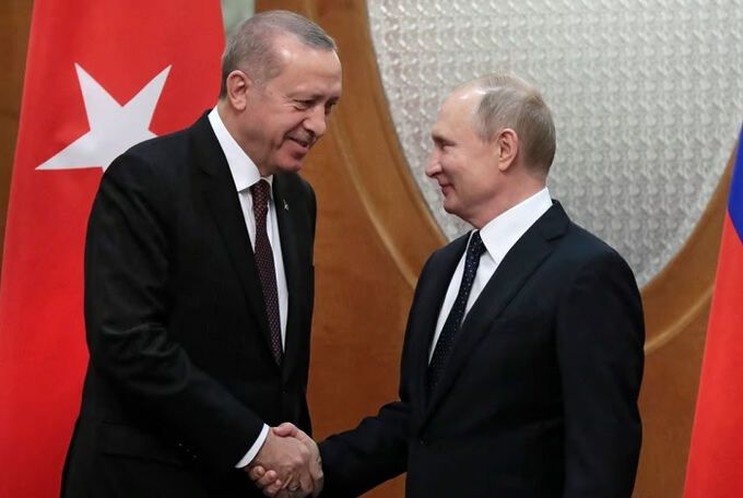 레제프 타이이프 에르도안 튀르키예 대통령(왼쪽)과 블라디미르 푸틴 러시아 대통령. 두 사람은 8월 말 튀르키예에서 만나 정상회담을 할 예정이다. AFP연합뉴스