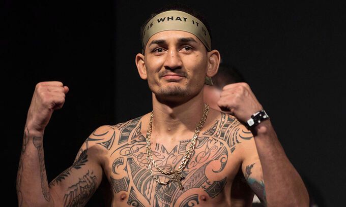 할로웨이가 경기 전 계체량에서 포즈를 취하고 있는 모습. UFC 제공